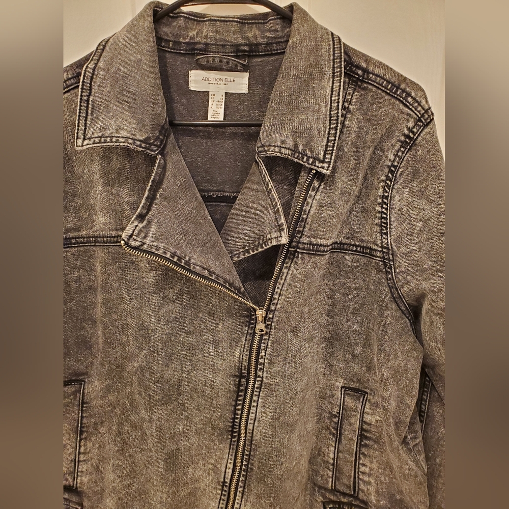 1x Women's Gray Denim Jacket